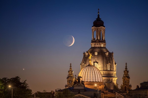 Wandbild Dresden - Monduntergang hinter der Frauenkirche zur Blauen Stunde (Motiv 01008)