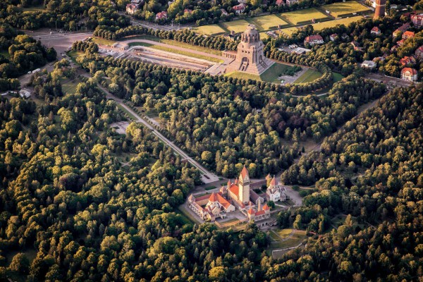 Wandbild Leipzig - Blick auf das Völkerschlachtdenkmal und den Südfriedhof (Motiv PK04)