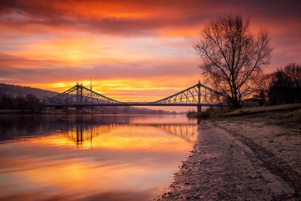 Wandbild Dresden - "Brennende Wolken" zum Sonnenaufgang am Blauen Wunder (Motiv 01026)