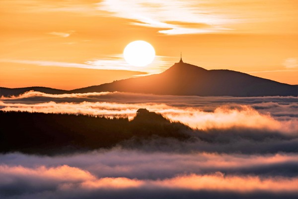 Wandbild Zittauer Gebirge - Sonnenaufgang mit Nebelmeer im Hochwald und Jeschken (Motiv LV07)